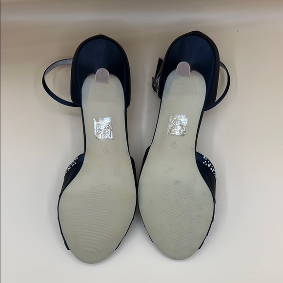 Erijunor Black Sandals with Intricate Detailing and Open Design - Picture 4 of 4